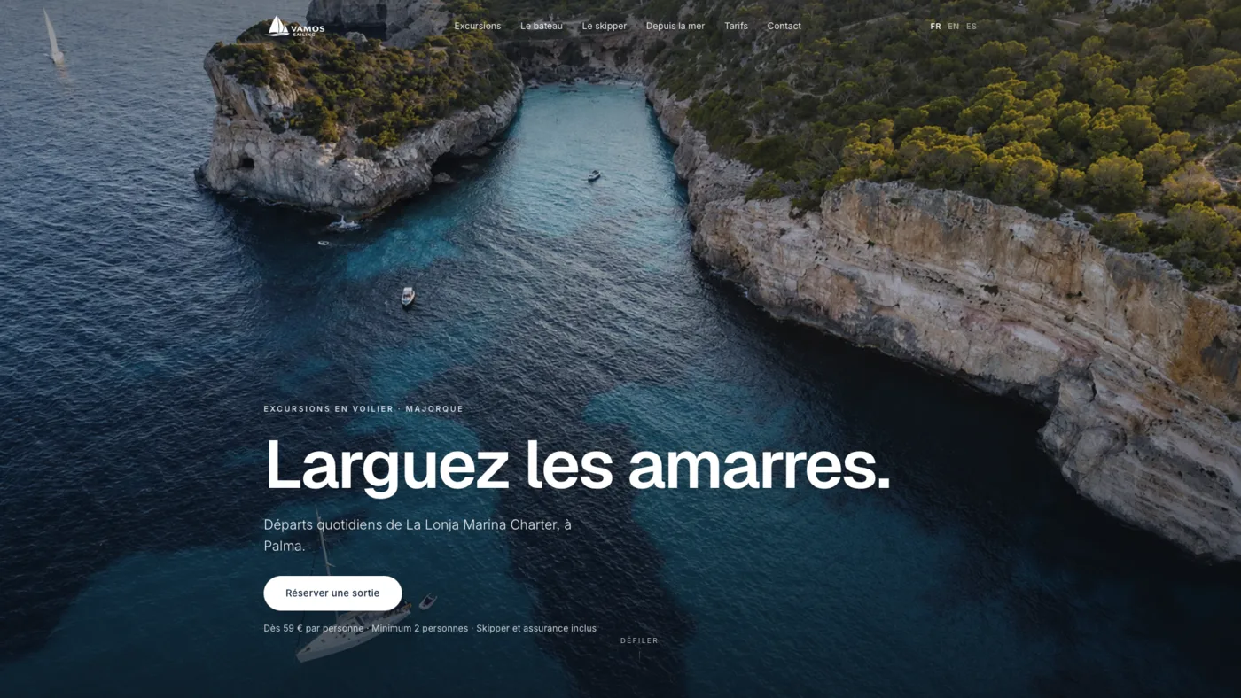 De site van een zeilcharter, met de baai waar de afvaarten vertrekken.